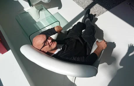 long-house-gallery-contact-architect-in-chair-2400